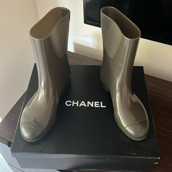 Chanel rain boots - Picture 1 of 9